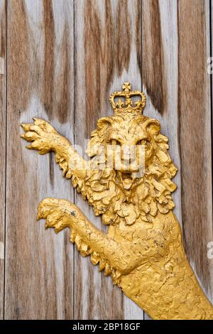 Décoration dorée sur les portes d'entrée en bois de la galerie QueenÕs au palais de Holyroodhouse, Édimbourg, Écosse, Royaume-Uni Banque D'Images