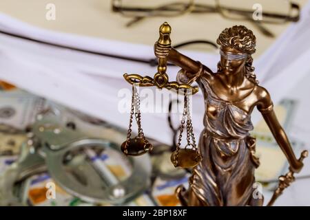 Figure Justice tenant la balance de justice avec un avocat travaillant sur des documents Banque D'Images