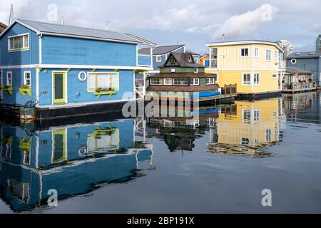 Maisons flottantes sur le port de Victoria. Banque D'Images