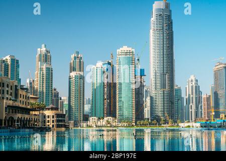 Panorama sur la ligne d'horizon du quartier de Dubaï avec des immeubles de grande hauteur reflétés dans l'eau de la piscine. Émirats arabes Unis, Émirats arabes Unis. Banque D'Images