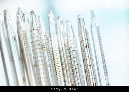 Vue détaillée de la pipette de laboratoire, fond flou, alignement vertical Banque D'Images