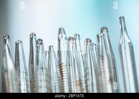 Vue détaillée de la pipette de laboratoire, fond flou, alignement vertical Banque D'Images