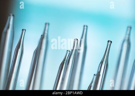 Vue détaillée de la pipette de laboratoire, fond flou, alignement vertical Banque D'Images