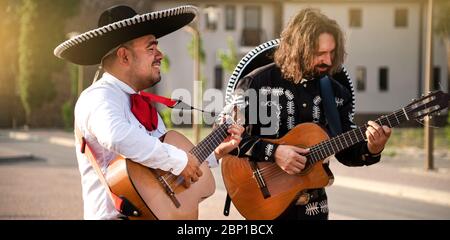 Des musiciens mexicains jouent des instruments de musique dans la ville. Rue de la ville en été. Banque D'Images