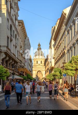 Les touristes marchant sur Zrinyi utca en direction de la basilique Saint-Étienne de Budapest Banque D'Images