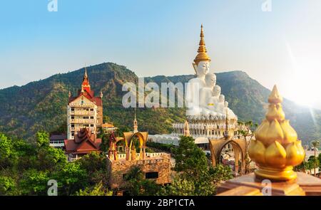 Temple de Thaïlande incroyable avec grande statue de Bouddha sur fond paysage nature paysage au lever du soleil. Un site d'intérêt magnifique pour l'Asie. Banque D'Images