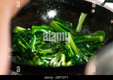 Légumes sautés dans la cuisine familiale chinoise Banque D'Images