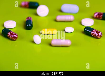Soins à domicile. Différentes pilules de médicaments, capsules Banque D'Images