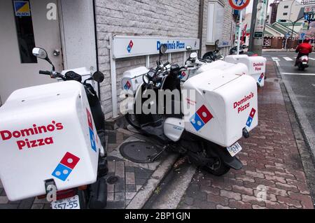 Yokohama, Japon. 7 avril 2019. Les scooters de livraison de Dominos Pizza stationnés sur un trottoir dans la ville de Yokohama Japon, par une journée de découverte. Banque D'Images