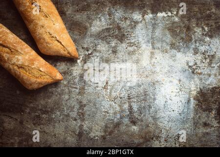 Produits frais de boulangerie. Pains croustillants de pains et petits pains et épis de blé mélangés sur fond rustique de table. Vue de dessus et espace de copie pour le texte. Banque D'Images