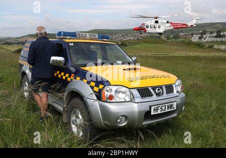 Un hélicoptère AW189 AgustaWestland de HM Coastguard arrive à terre sur le côté de la falaise près de Overcombe à Dorset, pendant un exercice d'entraînement. Banque D'Images