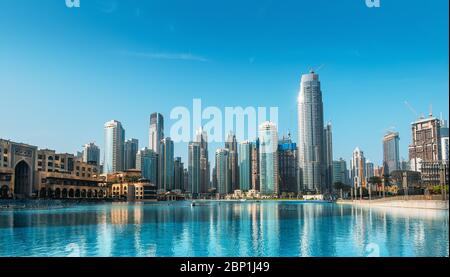 Panorama sur la ligne d'horizon du quartier de Dubaï avec des immeubles de grande hauteur reflétés dans l'eau de la piscine. Émirats arabes Unis, Émirats arabes Unis. Banque D'Images