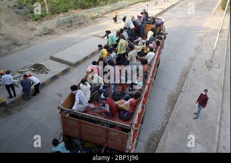 Prayagraj, Uttar Pradesh, Inde. 17 mai 2020. Prayagraj: Les migrants voyagent en camion lors d'un confinement imposé par le gouvernement à l'échelle nationale comme mesure préventive contre le coronavirus, à Prayagraj le 17 mai 2020. Credit: Prabhat Kumar Verma/ZUMA Wire/Alamy Live News Banque D'Images