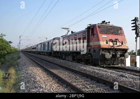 Prayagraj, Uttar Pradesh, Inde. 17 mai 2020. Prayagraj: Les migrants voyageant dans un train spécial lors d'un confinement imposé par le gouvernement à l'échelle nationale comme mesure préventive contre le coronavirus, à Prayagraj le 17 mai 2020. Credit: Prabhat Kumar Verma/ZUMA Wire/Alamy Live News Banque D'Images