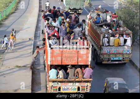 Prayagraj, Uttar Pradesh, Inde. 17 mai 2020. Prayagraj: Les migrants voyagent en camion lors d'un confinement imposé par le gouvernement à l'échelle nationale comme mesure préventive contre le coronavirus, à Prayagraj le 17 mai 2020. Credit: Prabhat Kumar Verma/ZUMA Wire/Alamy Live News Banque D'Images