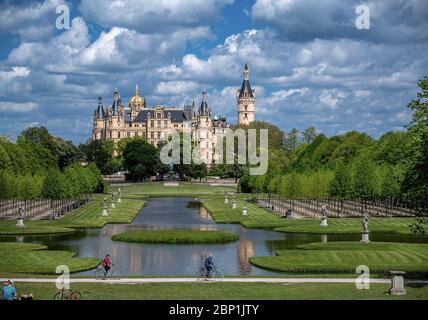 Schwerin, Allemagne. 17 mai 2020. Les randonneurs et les cyclistes pourront profiter du soleil dans le parc situé en face du château. Credit: Jens Büttner/dpa-Zentralbild/dpa/Alay Live News Banque D'Images