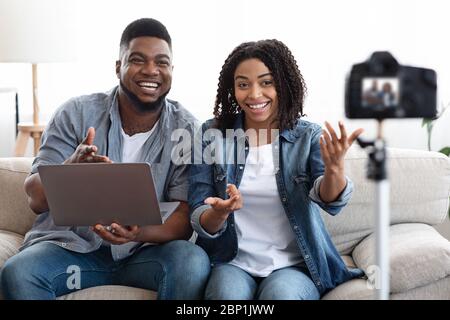 Famille Blogger. Couple d'influenceurs enregistrement vidéo pour leur blog à la maison Banque D'Images