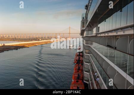 Suez Kanal von der Brücke eines Kreuzfahrtschiffes Banque D'Images