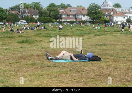 WIMBLEDON LONDRES, 17 mai 2020. ROYAUME-UNI. Les membres du public vont profiter du soleil le premier week-end après que le gouvernement a assoupli la loi Covid-19 sur le verrouillage, permettant aux gens de passer plus de temps dehors mais de respecter les directives de distanciation sociale. Crédit : amer ghazzal/Alay Live News Banque D'Images