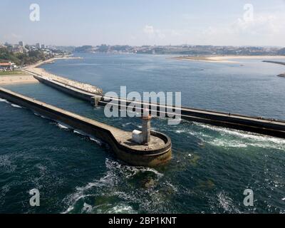 FELGUEIRAS Phare dans la mer près de Porto au Portugal Banque D'Images