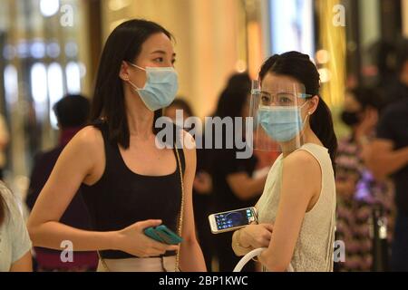 Bangkok, Thaïlande. 17 mai 2020. Les clients magasinent dans un centre commercial de Bangkok, Thaïlande, le 17 mai 2020. Le gouvernement thaïlandais a annoncé vendredi que les centres commerciaux et les restaurants font partie des entreprises dans le cadre de la phase 2 de relaxation de verrouillage de COVID-19 autorisée à rouvrir le dimanche, et que le couvre-feu sera raccourci d'une heure à 11 heures. Crédit : Rachen Sageamsak/Xinhua/Alay Live News Banque D'Images