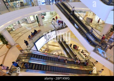 Bangkok, Thaïlande. 17 mai 2020. Les clients magasinent dans un centre commercial de Bangkok, Thaïlande, le 17 mai 2020. Le gouvernement thaïlandais a annoncé vendredi que les centres commerciaux et les restaurants font partie des entreprises dans le cadre de la phase 2 de relaxation de verrouillage de COVID-19 autorisée à rouvrir le dimanche, et que le couvre-feu sera raccourci d'une heure à 11 heures. Crédit : Rachen Sageamsak/Xinhua/Alay Live News Banque D'Images