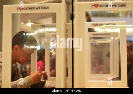 Bangkok, Thaïlande. 17 mai 2020. Un homme mange dans la cour de nourriture d'un centre commercial à Bangkok, Thaïlande, 17 mai 2020. Le gouvernement thaïlandais a annoncé vendredi que les centres commerciaux et les restaurants font partie des entreprises dans le cadre de la phase 2 de relaxation de verrouillage de COVID-19 autorisée à rouvrir le dimanche, et que le couvre-feu sera raccourci d'une heure à 11 heures. Crédit : Rachen Sageamsak/Xinhua/Alay Live News Banque D'Images