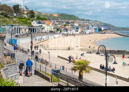 Lyme Regis, Dorset, Royaume-Uni. 17 mai 2020. Météo au Royaume-Uni: Les habitants de la région font une promenade le dimanche le long du front de mer à Lyme Regis le premier dimanche ensoleillé depuis que les restrictions du gouvernement coronavirus ont été assouplies. Crédit : Celia McMahon/Alay Live News Banque D'Images