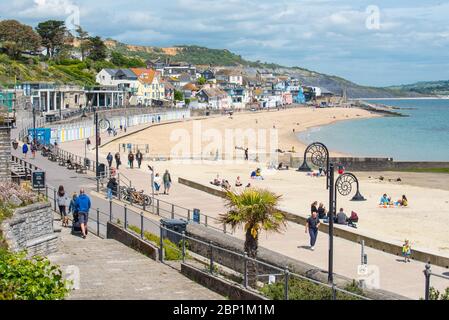 Lyme Regis, Dorset, Royaume-Uni. 17 mai 2020. Météo au Royaume-Uni: Les habitants de la région font une promenade le dimanche le long du front de mer à Lyme Regis le premier dimanche ensoleillé depuis que les restrictions du gouvernement coronavirus ont été assouplies. Crédit : Celia McMahon/Alay Live News Banque D'Images