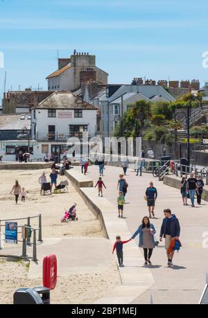 Lyme Regis, Dorset, Royaume-Uni. 17 mai 2020. Météo au Royaume-Uni: Les habitants de la région font une promenade le dimanche le long du front de mer à Lyme Regis le premier dimanche ensoleillé depuis que les restrictions du gouvernement coronavirus ont été assouplies. Crédit : Celia McMahon/Alay Live News Banque D'Images