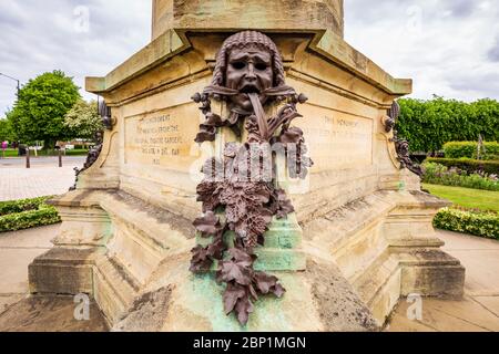 Un masque théâtral grec sur le monument Gower représentant la philosophie avec des feuilles de lierre et de cyprès, Stratford-upon-Avon, Angleterre Banque D'Images