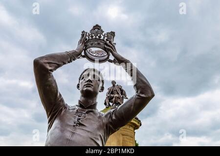 Une statue du prince Hal (Henry V) et William Shakespeare sur le sommet du monument Gower, Stratford-upon-Avon, Angleterre Banque D'Images