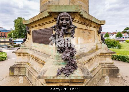 Un masque théâtral grec sur le monument Gower représentant la comédie au houblon et au raisin, Stratford-upon-Avon, Angleterre Banque D'Images