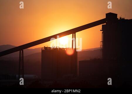 Partie de la centrale thermique et coucher de soleil. Banque D'Images