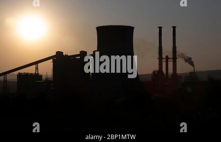 Partie de la centrale thermique et coucher de soleil. Banque D'Images