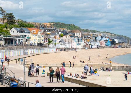 Lyme Regis, Dorset, Royaume-Uni. 17 mai 2020. Météo au Royaume-Uni: Les habitants de la région font une promenade le dimanche le long du front de mer à Lyme Regis le premier dimanche ensoleillé depuis que les restrictions du gouvernement coronavirus ont été assouplies. Crédit : Celia McMahon/Alay Live News Banque D'Images