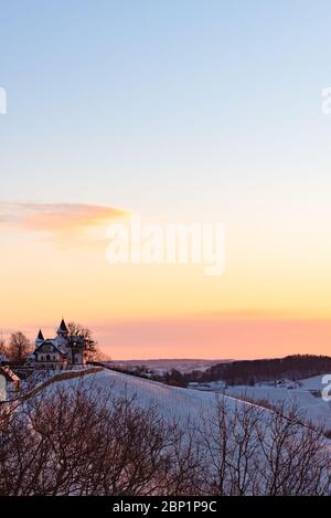 Paysage de lever de soleil sur les vignobles autrichiens et la brume dans les vallées de la Slovénie frontière autrichienne. Banque D'Images