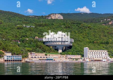 Hôtels en Crimée sur la côte de la forêt verte au bord de la mer Noire Banque D'Images