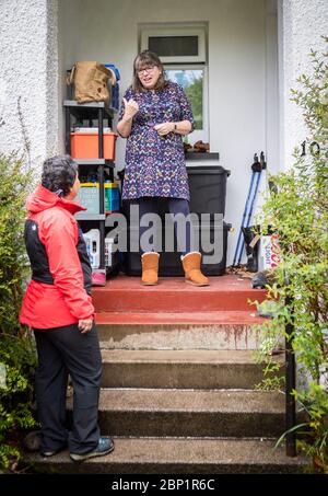 SOUS EMBARGO LE LUNDI 0001 MAI 18. Becs Barker (à gauche) discute avec sa voisine Margaret Moncur à son pas de chez elle à Minard, Argyll et Bute. Une poignée de résidents du village ont mis en place un groupe communautaire pour aider les vulnérables à faire du shopping avec la majorité de ceux dans le village qui aident maintenant et dans le processus ont découvert un esprit communautaire renouvelé par leurs efforts pour lutter contre la solitude de confinement. Banque D'Images