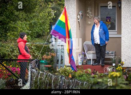 SOUS EMBARGO LE LUNDI 0001 MAI 18. Becs Barker (à gauche) discute avec son voisin Jan Brown à sa porte à Minard, Argyll et Bute. Une poignée de résidents du village ont mis en place un groupe communautaire pour aider les vulnérables à faire du shopping avec la majorité de ceux dans le village qui aident maintenant et dans le processus ont découvert un esprit communautaire renouvelé par leurs efforts pour lutter contre la solitude de confinement. Banque D'Images