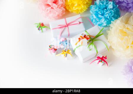 Petites boîtes-cadeaux colorées avec rubans colorés. Banque D'Images