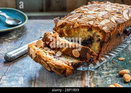 Gâteau de marbre de cerise et d'amande Banque D'Images