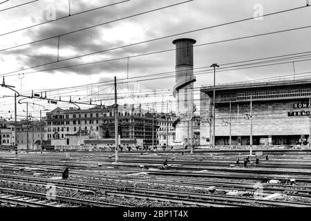 Photo en noir et blanc des voies de la gare Termini, Rome, Italie Banque D'Images