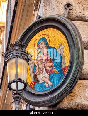 La Vierge Marie aidicula sur le Palazzo Grazioli à via del Plebiscito, Rome, Italie Banque D'Images