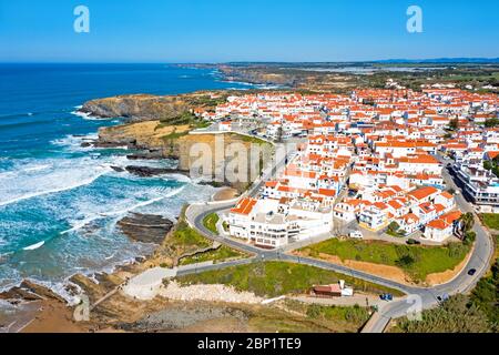 Aérienne du village Zambujeira do Mar sur la côte ouest du Portugal Banque D'Images