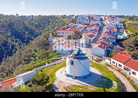 Aérienne du moulin à vent à Odeceixe Portugal Banque D'Images