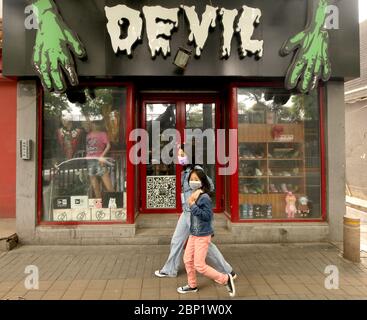 Pékin, Chine. 17 mai 2020. Les Chinois continuent de porter des masques protecteurs à l'extérieur, alors que la menace de pandémie du coronavirus se poursuit à Beijing le dimanche 17 mai 2020. Wuhan, une ville de 11 millions d'habitants, où est née la pandémie Covid-19, a signalé de nouveaux cas au cours du week-end, ses premières nouvelles infections en plus d'un mois. La Chine enquête activement sur ce nouveau groupe, annonçant un plan pour tester la ville dans son ensemble en 10 jours. Photo de Stephen Shaver/UPI crédit: UPI/Alay Live News Banque D'Images