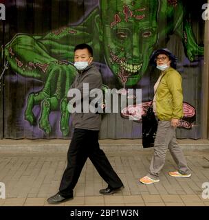 Pékin, Chine. 17 mai 2020. Les Chinois continuent de porter des masques protecteurs à l'extérieur, alors que la menace de pandémie du coronavirus se poursuit à Beijing le dimanche 17 mai 2020. Wuhan, une ville de 11 millions d'habitants, où est née la pandémie Covid-19, a signalé de nouveaux cas au cours du week-end, ses premières nouvelles infections en plus d'un mois. La Chine enquête activement sur ce nouveau groupe, annonçant un plan pour tester la ville dans son ensemble en 10 jours. Photo de Stephen Shaver/UPI crédit: UPI/Alay Live News Banque D'Images