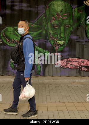 Pékin, Chine. 17 mai 2020. Les Chinois continuent de porter des masques protecteurs à l'extérieur, alors que la menace de pandémie du coronavirus se poursuit à Beijing le dimanche 17 mai 2020. Wuhan, une ville de 11 millions d'habitants, où est née la pandémie Covid-19, a signalé de nouveaux cas au cours du week-end, ses premières nouvelles infections en plus d'un mois. La Chine enquête activement sur ce nouveau groupe, annonçant un plan pour tester la ville dans son ensemble en 10 jours. Photo de Stephen Shaver/UPI crédit: UPI/Alay Live News Banque D'Images