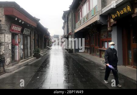 Pékin, Chine. 17 mai 2020. Les Chinois continuent de porter des masques protecteurs à l'extérieur, alors que la menace de pandémie du coronavirus se poursuit à Beijing le dimanche 17 mai 2020. Wuhan, une ville de 11 millions d'habitants, où est née la pandémie Covid-19, a signalé de nouveaux cas au cours du week-end, ses premières nouvelles infections en plus d'un mois. La Chine enquête activement sur ce nouveau groupe, annonçant un plan pour tester la ville dans son ensemble en 10 jours. Photo de Stephen Shaver/UPI crédit: UPI/Alay Live News Banque D'Images